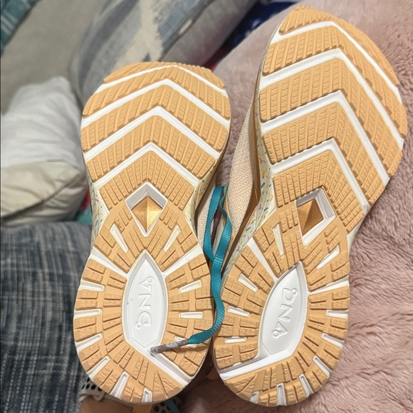 NWOB - Brooks Tan Sneakers with Multicolor Laces - Women’s size 9 - Picture 3 of 6